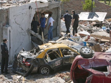 Destrozos de la explosión en Monte Grande (Buenos Aires)