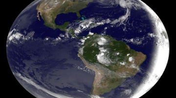 Imagen tomada por la NASA del planeta tierra desde la perspectiva de Sudamérica.