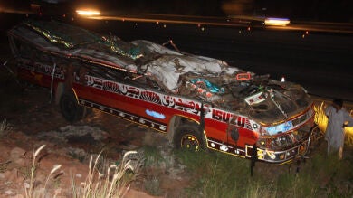 Al menos 45 escolares mueren en un accidente de autobús en Pakistán