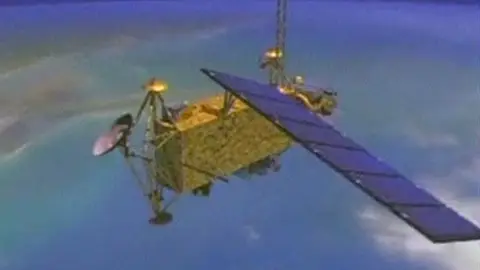 un nuevo satélite se dirige hacia la Tierra un nuevo satélite se dirige hacia la Tierra