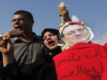 Protestantes egiptos reclaman la caída de Hosni Mubarak.