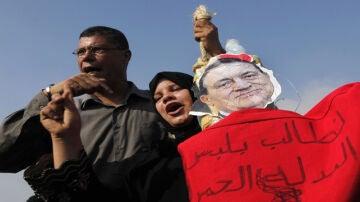 Protestantes egiptos reclaman la caída de Hosni Mubarak.