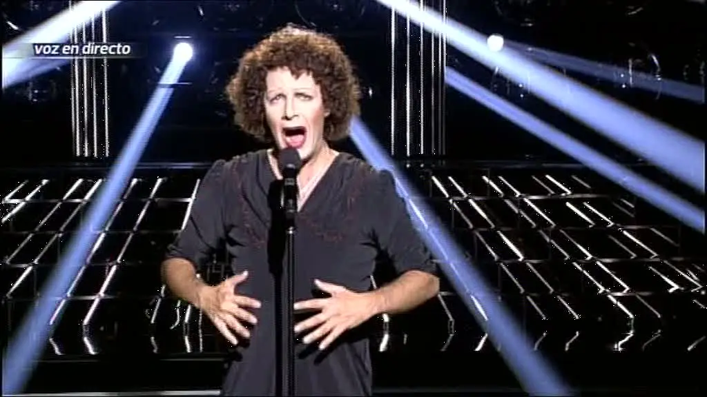 Ángel Llacer como Edith Piaf