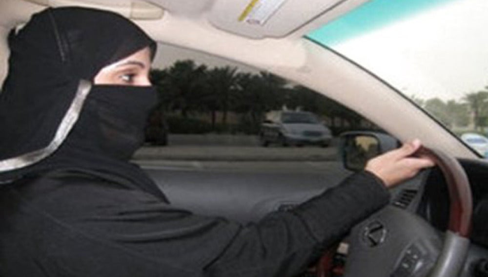 Mujer saudí conduciendo