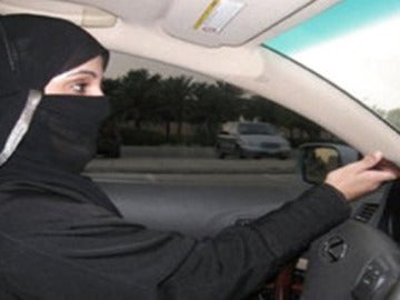 Mujer saudí conduciendo