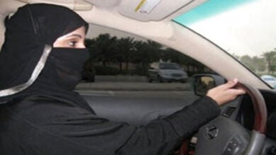 El rey Abdulá revoca la sentencia de diez latigazos para una mujer por conducir