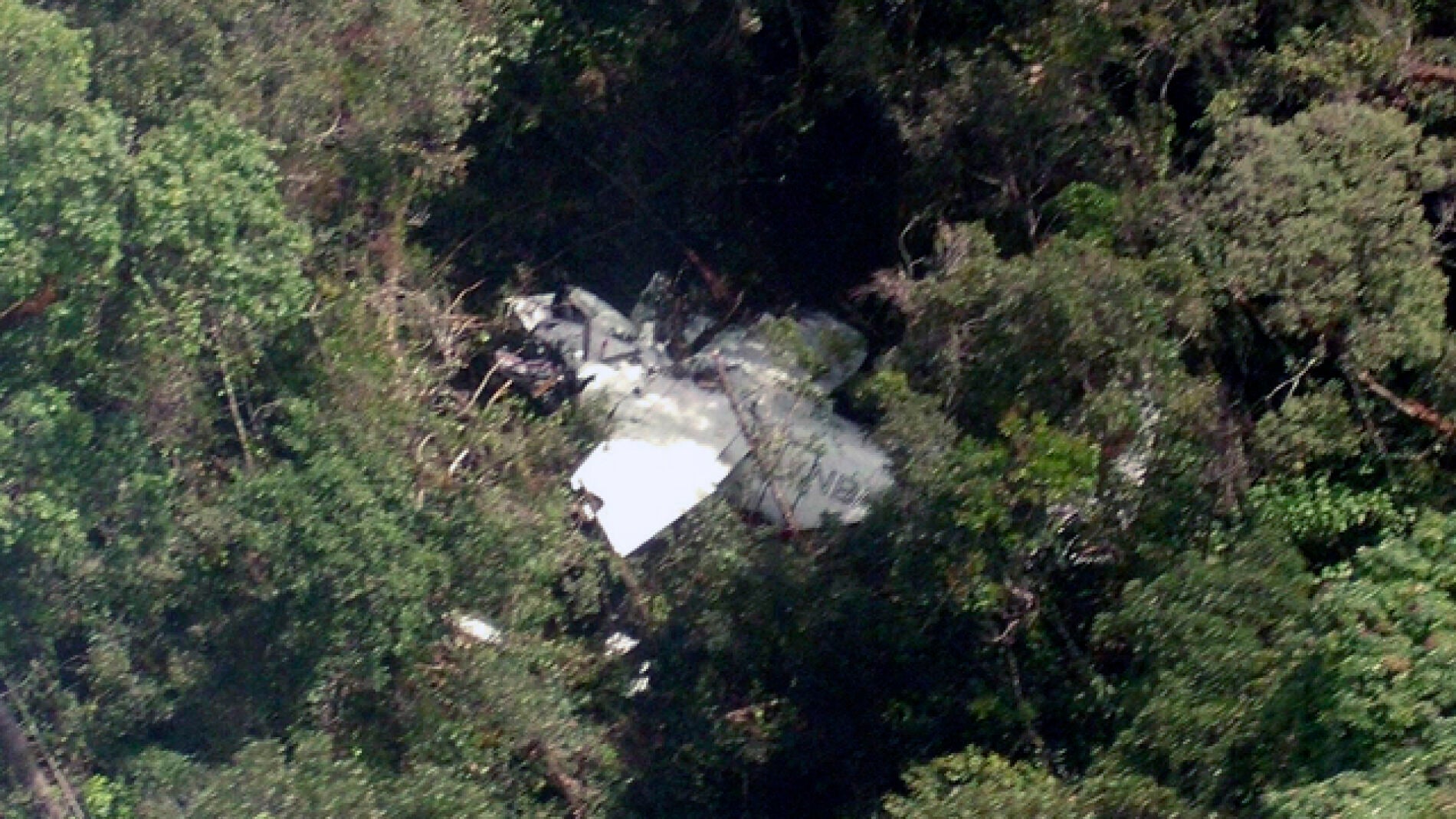 Aparece intacto en una isla de Indonesia, un avi&oacute;n que hab&iacute;a desaparecido