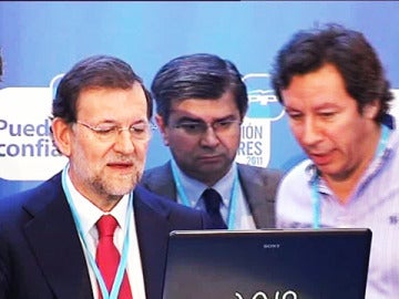 Mariano Rajoy con miembros de su equipo en un acto electoral.