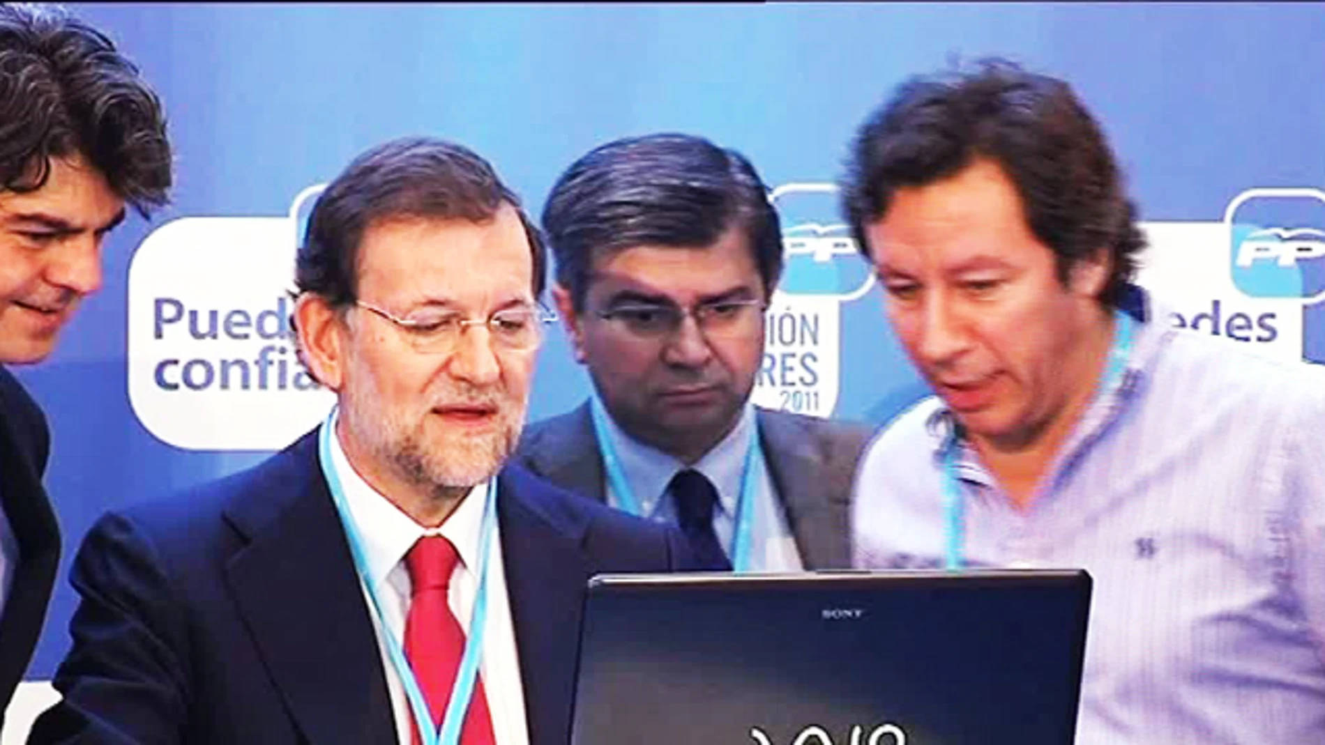 Mariano Rajoy con miembros de su equipo en un acto electoral.