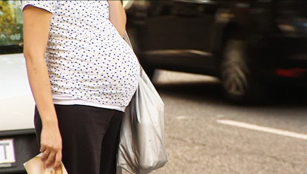 Una embarazada pasea en la calle.
