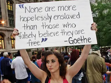 Una joven con una cita de Goethe Una joven con una cita de Goethe