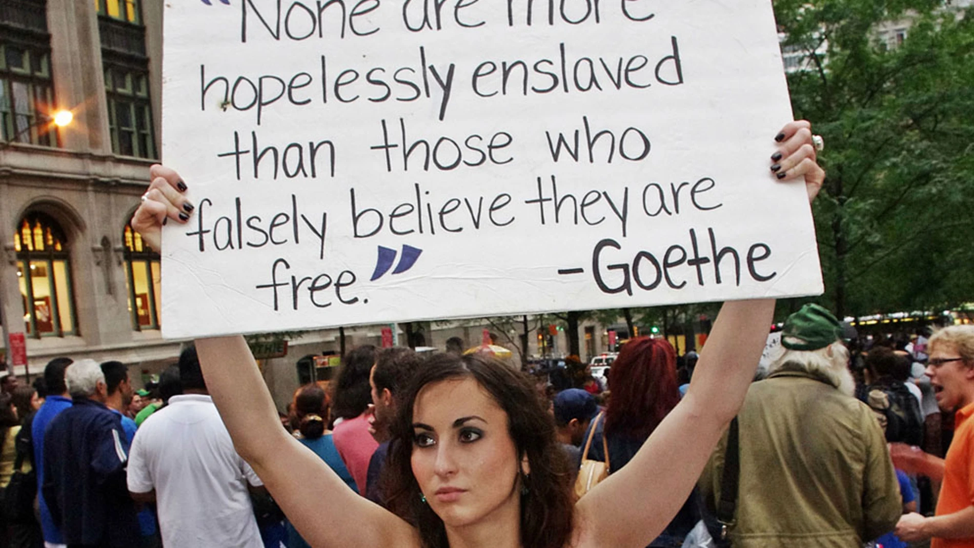 Una joven con una cita de Goethe Una joven con una cita de Goethe