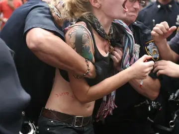 Reducen a una joven manifestante Reducen a una joven manifestante