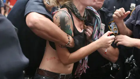 Reducen a una joven manifestante Reducen a una joven manifestante