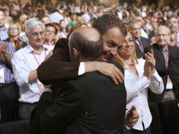 Rubalcaba y Zapatero se abrazan en la Conferencia Política del PSOE