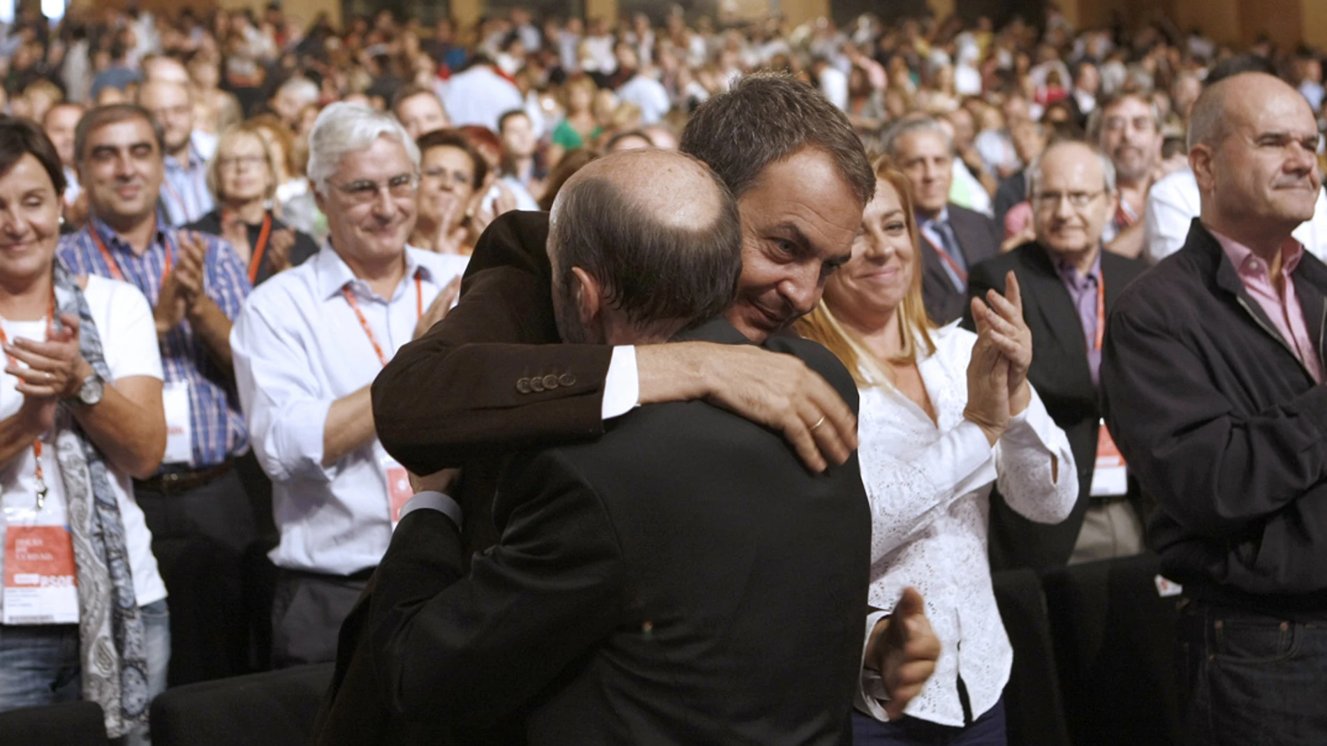 Rubalcaba y Zapatero se abrazan en la Conferencia Política del PSOE