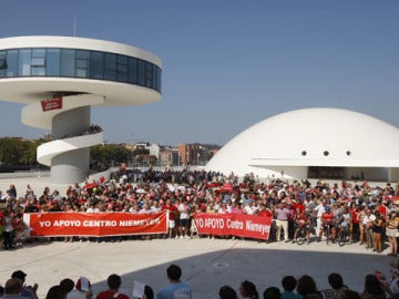 Miles de personas se concentran ante la puerta del centro Niemeyer de Avilés.