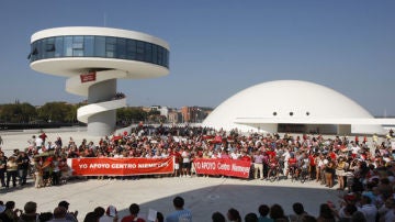 Miles de personas se concentran ante la puerta del centro Niemeyer de Avilés.