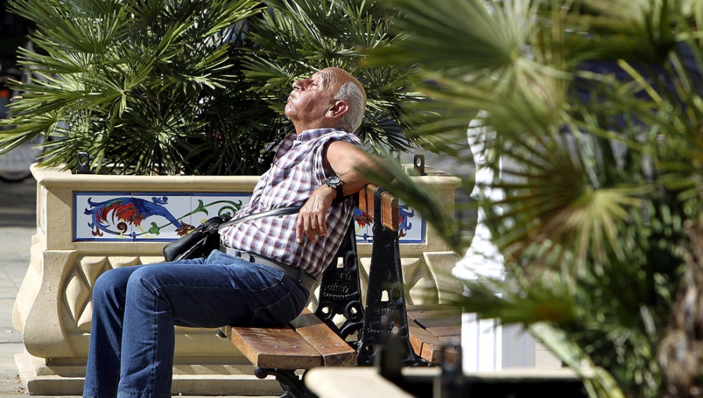 Un hombre sofocado por las altas temperaturas