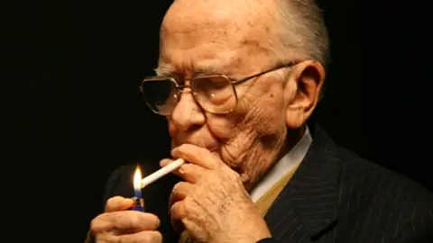Santiago Carrillo, un fumador empedernido Santiago Carrillo, un fumador empedernido