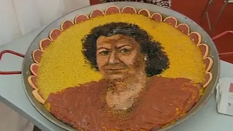 Rita Barberá en una paella Rita Barberá en una paella