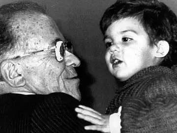 Santiago Carrillo con uno de sus nietos Santiago Carrillo con uno de sus nietos