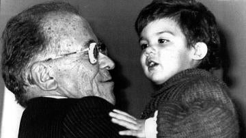 Santiago Carrillo con uno de sus nietos