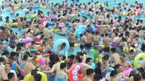 Mil chinos en una piscina. Mil chinos en una piscina.