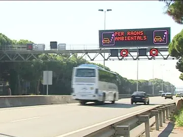 Barcelona vuelve a reducir la velocidad por la contaminación Barcelona vuelve a reducir la velocidad por la contaminación