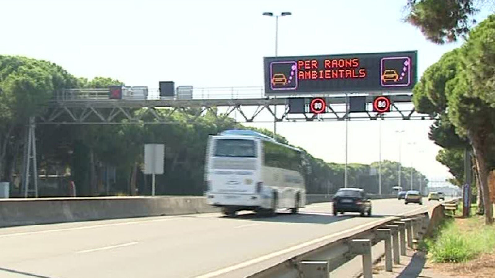 Barcelona obliga a reducir la velocidad a 80 km/h por la alta polución 
