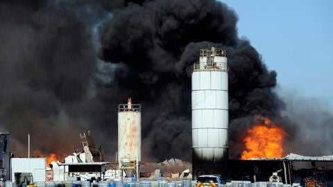 Una nube negra se levanta en la planta qu&iacute;mica de Waxahachie, Texas