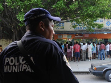 Miembros de la Policía Municipal prestan guardía a las afueras de una escuela en Guerrero