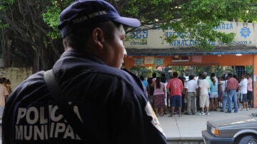 Miembros de la Policía Municipal prestan guardía a las afueras de una escuela en Guerrero