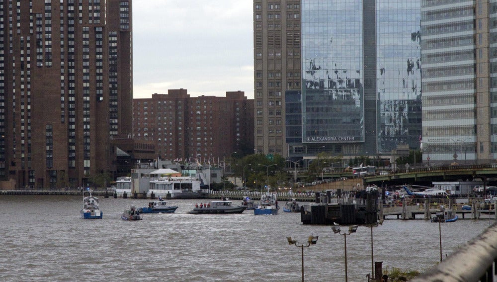 Embarcaciones tratan de socorrer a los tripulantes de un helicóptero en Nueva york