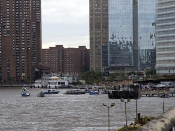 Embarcaciones tratan de socorrer a los tripulantes de un helicóptero en Nueva york