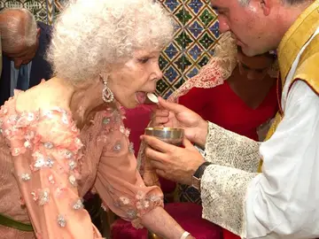 La Duquesa comulga en su propia boda La Duquesa comulga en su propia boda