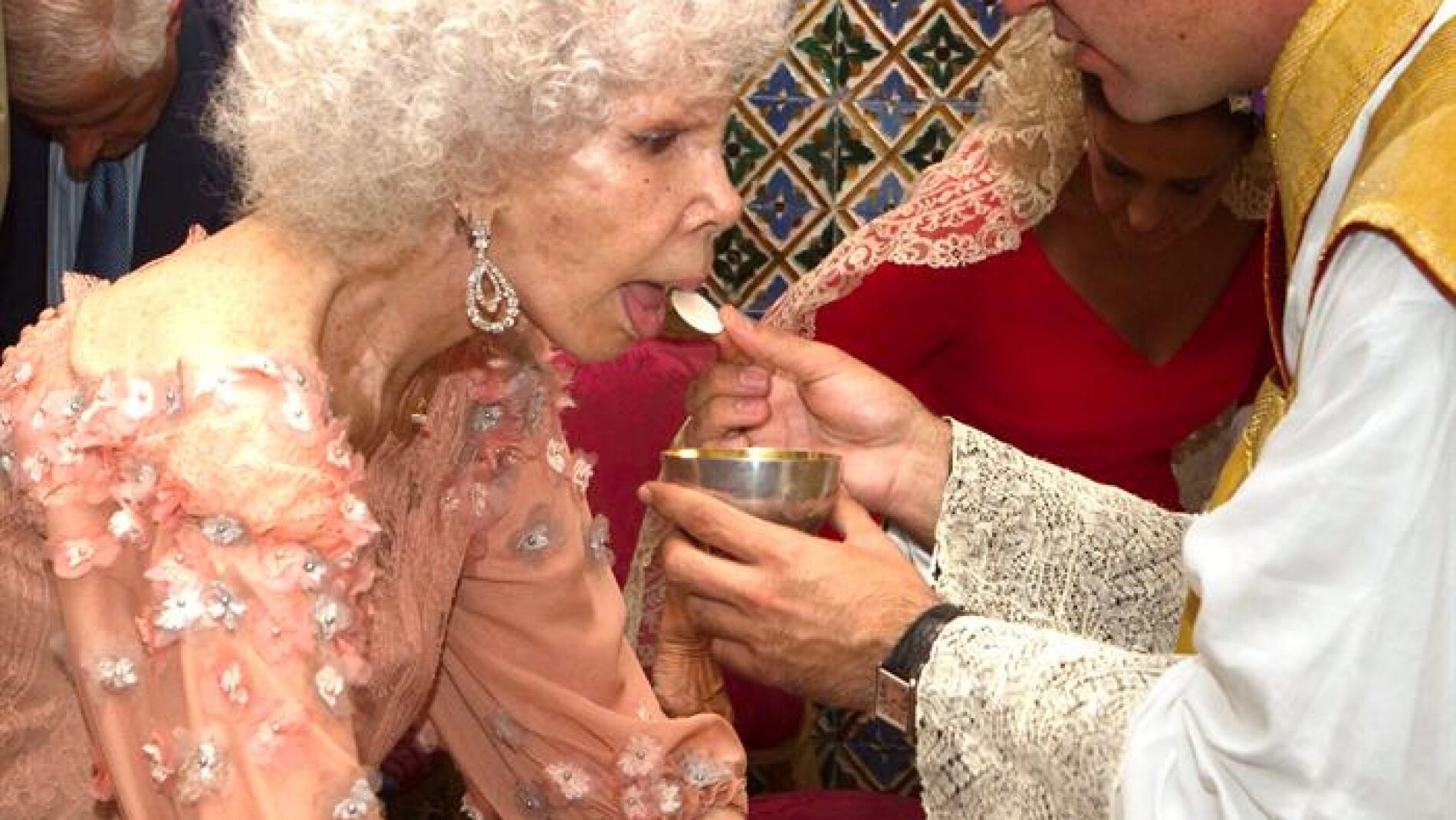 La Duquesa comulga en su propia boda