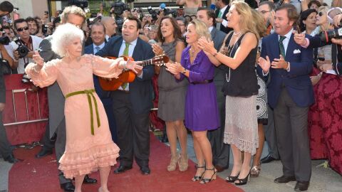 La Duquesa se pega un baile con los componentes de Siempre As&iacute;