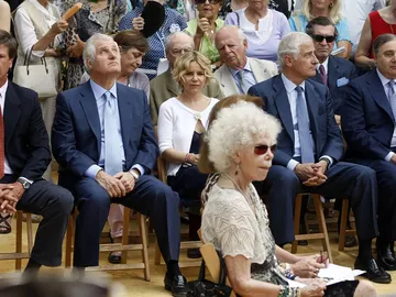 Cayetana Fitz-James Stuart junto a sus cinco hijos Cayetana Fitz-James Stuart junto a sus cinco hijos
