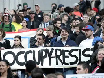 Manifestantes protestan contra los excesos del sistema financiero Manifestantes protestan contra los excesos del sistema financiero