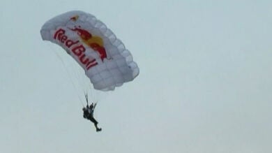 Un paracaidista conquista el cielo de la ciudad mexicana de Guadalajara