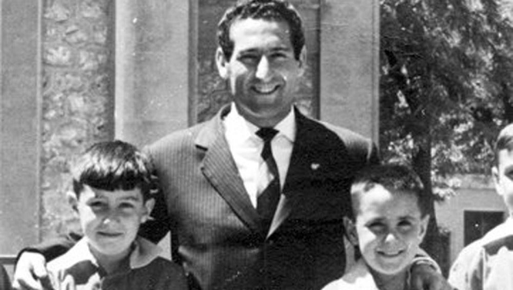 Rubalcaba, a la izquierda, junto al exjugador Paco Gento