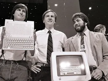 Steve Jobs y su socio Steve Wozniak Steve Jobs y su socio Steve Wozniak