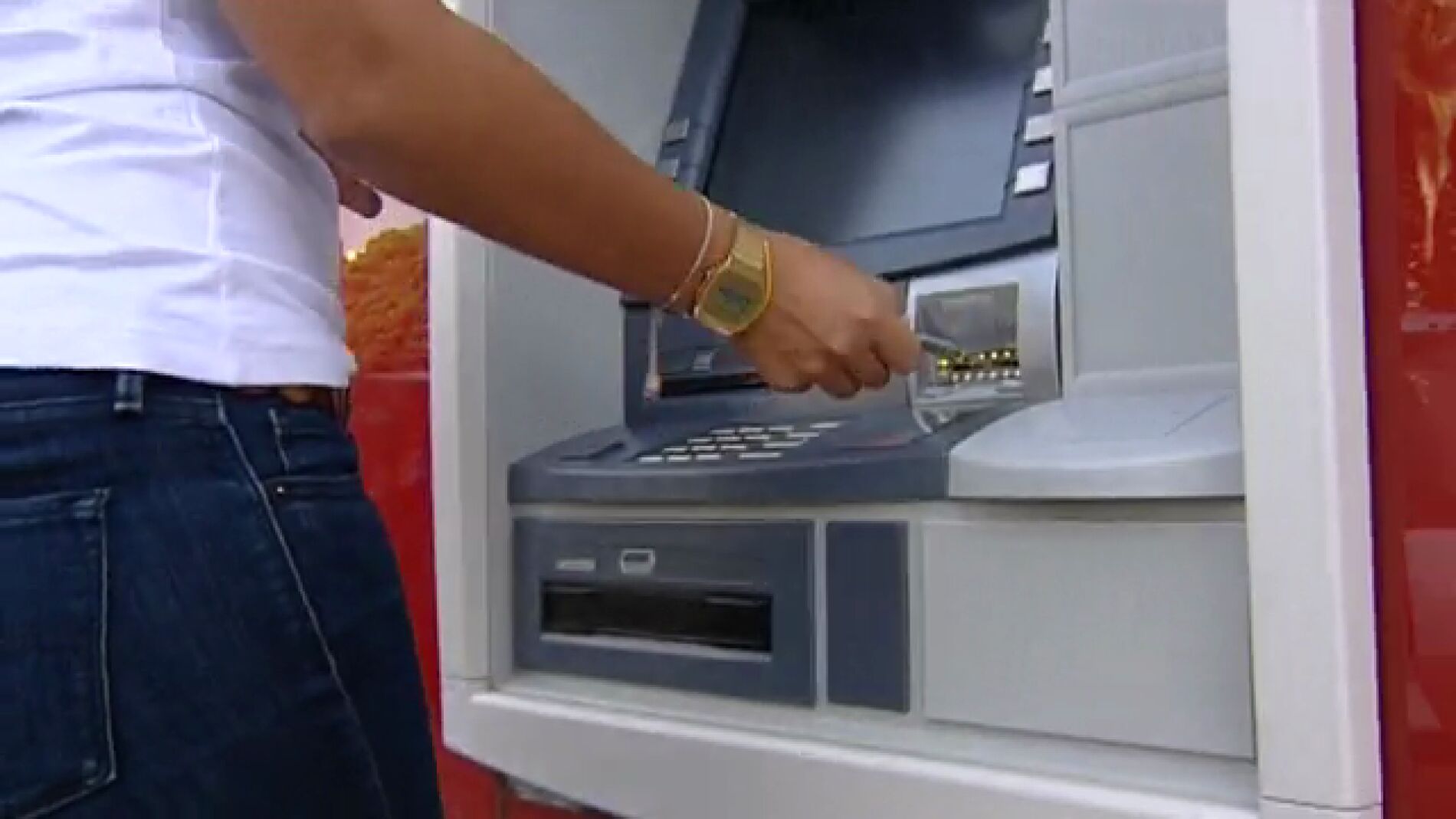 El riesgo de arrojar el comprobante bancario a la papelera