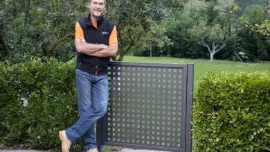 Construye una decorativa puerta metálica para el jardín