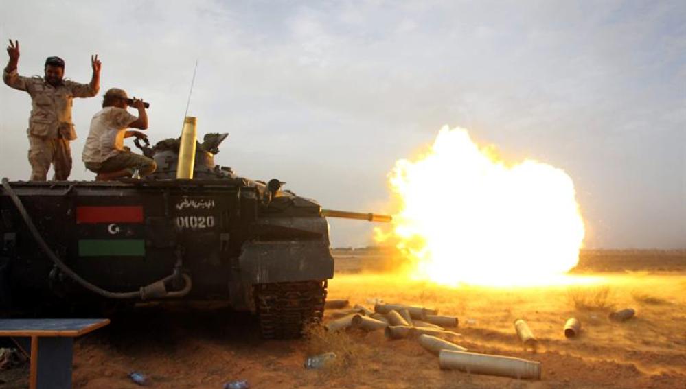 Rebeldes libios disparan a las tropas gadafistas