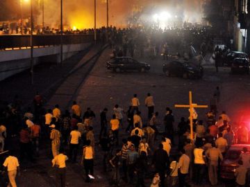 Cristianos coptos se enfrentan a fuerzas de seguridad egipcias Cristianos coptos se enfrentan a fuerzas de seguridad egipcias