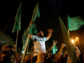  Miembros de Hamás celebran el anuncio del intercambio de prisioneros palestinos en cárceles israelíes