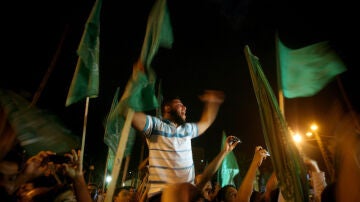  Miembros de Hamás celebran el anuncio del intercambio de prisioneros palestinos en cárceles israelíes