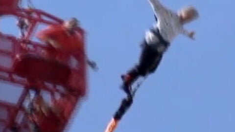 Una vieja haciendo puenting